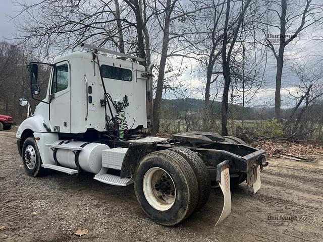 Image of Freightliner Columbia 120 equipment image 4