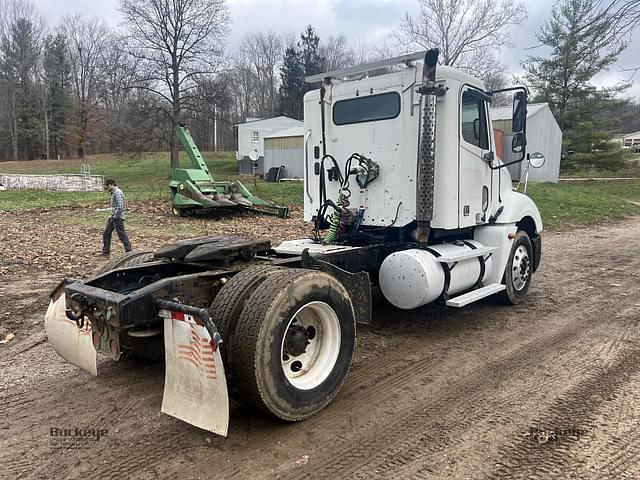 Image of Freightliner Columbia 120 equipment image 2