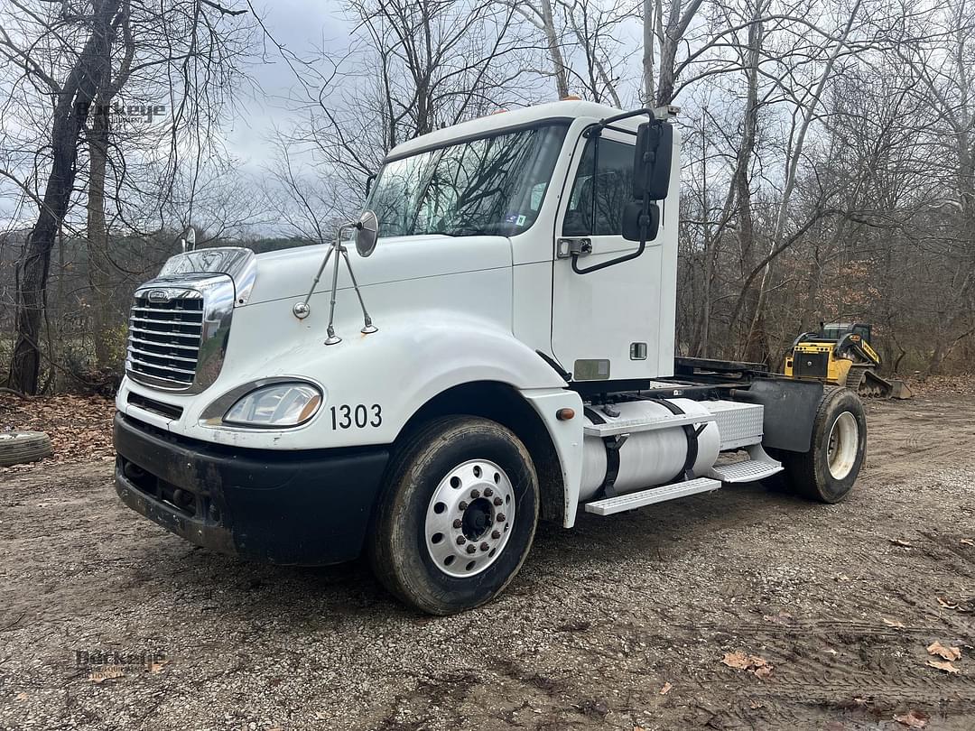 Image of Freightliner Columbia 120 Primary image