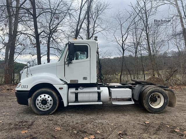 Image of Freightliner Columbia 120 equipment image 1