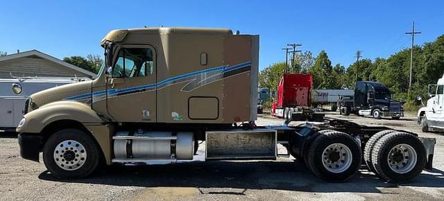 Image of Freightliner Columbia 120 equipment image 1