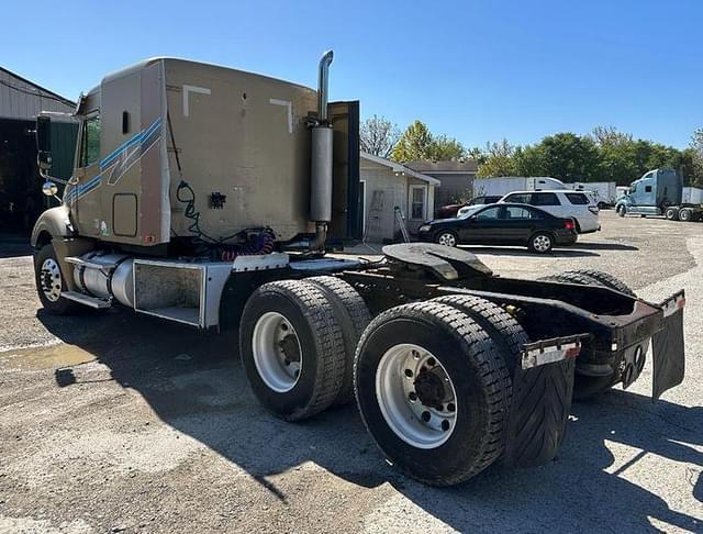 Image of Freightliner Columbia 120 equipment image 2