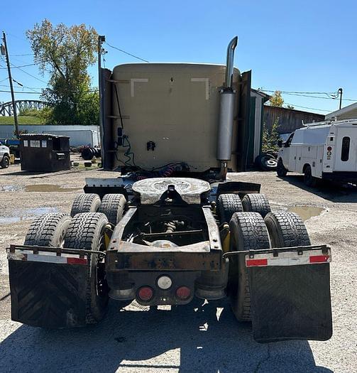 Image of Freightliner Columbia 120 equipment image 3