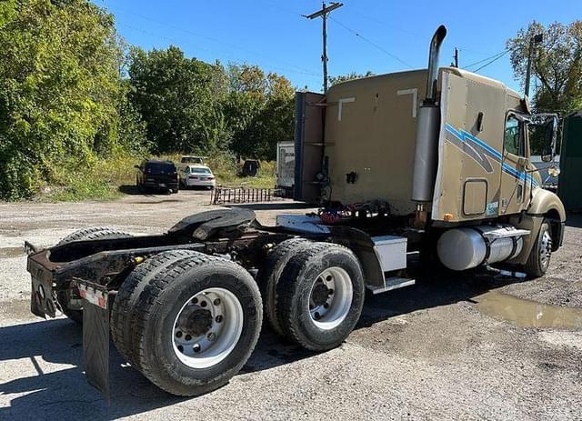 Image of Freightliner Columbia 120 equipment image 4