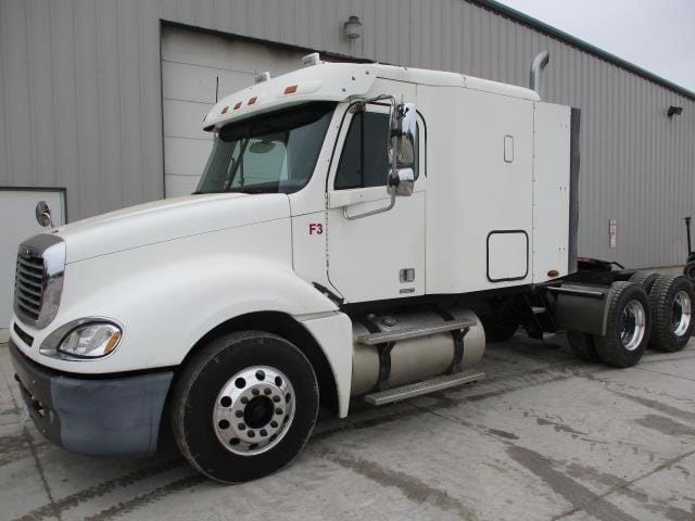 2005 Freightliner Columbia 120 Equipment Image0