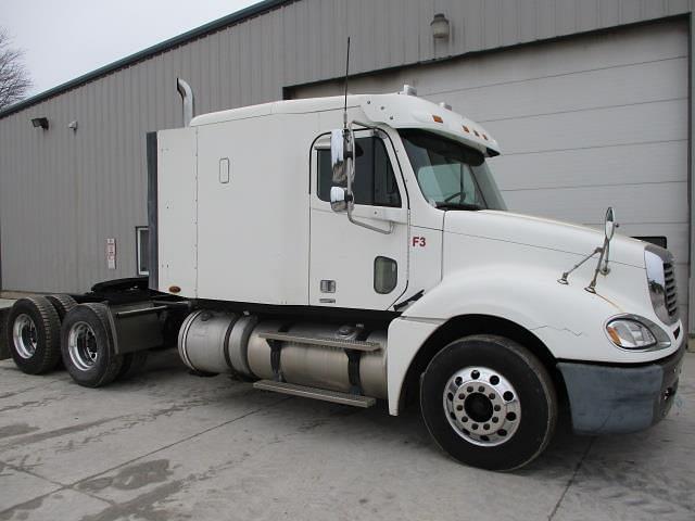 Image of Freightliner Columbia 120 equipment image 1