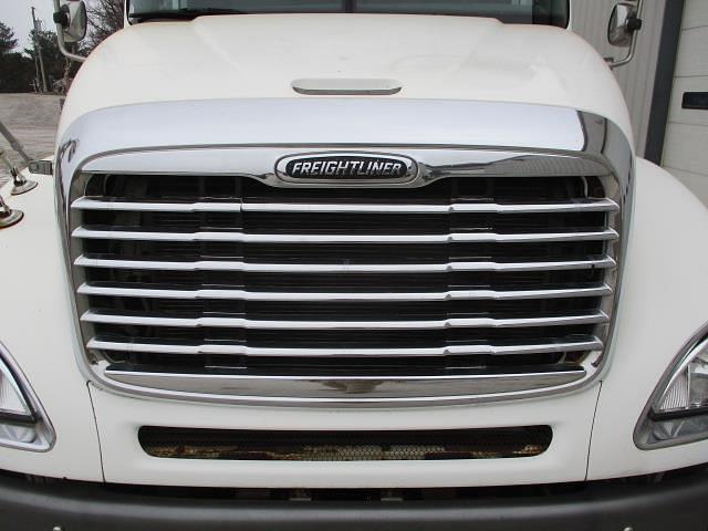 Thumbnail image Freightliner Columbia 120 11