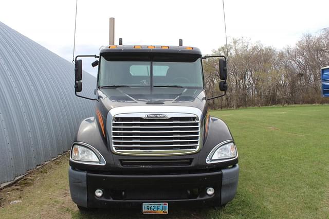 Image of Freightliner Columbia 120 equipment image 1