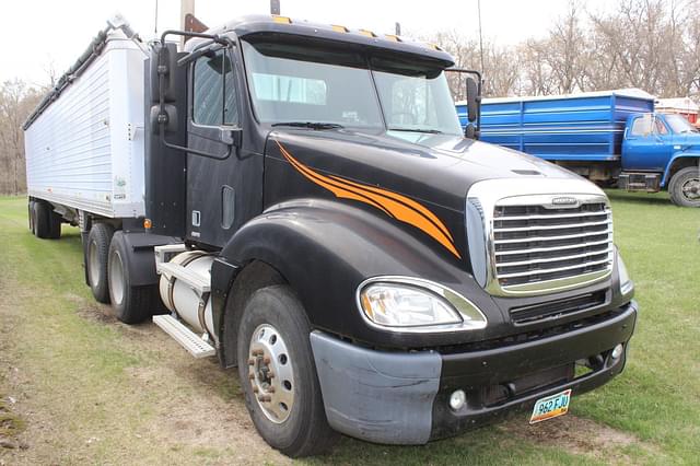 Image of Freightliner Columbia 120 equipment image 3