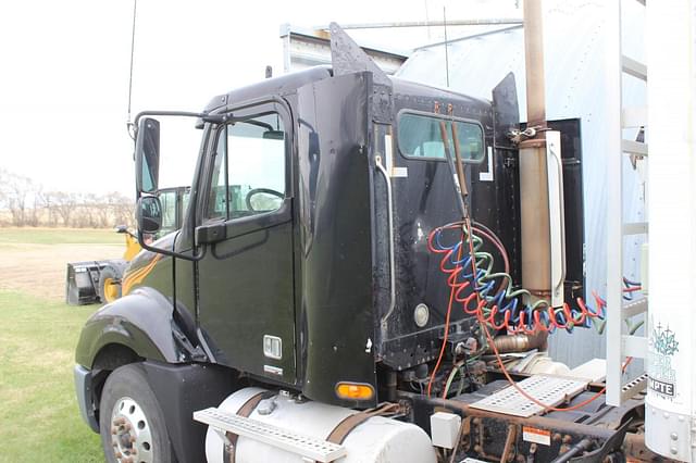 Image of Freightliner Columbia 120 equipment image 4