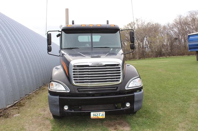 Image of Freightliner Columbia 120 equipment image 2