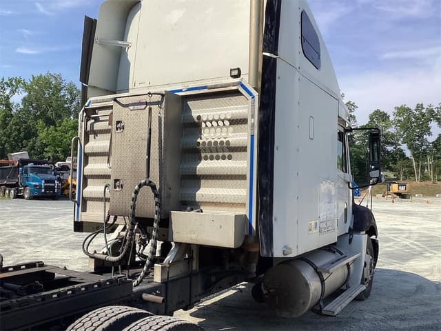 Image of Freightliner Columbia 120 equipment image 4