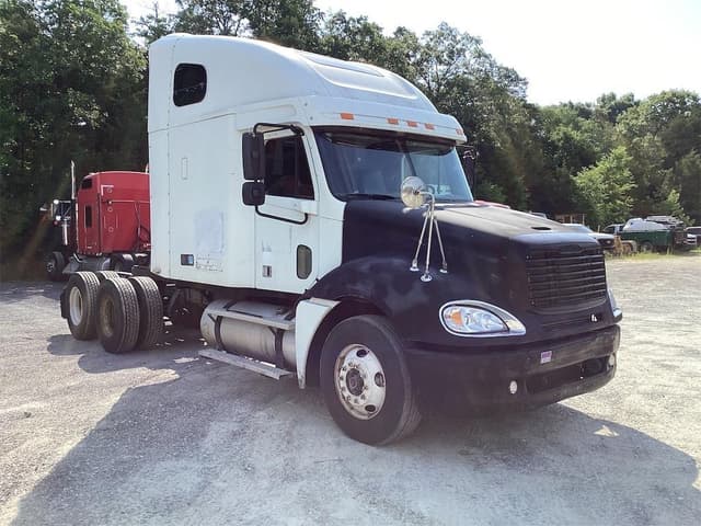 Image of Freightliner Columbia 120 equipment image 2