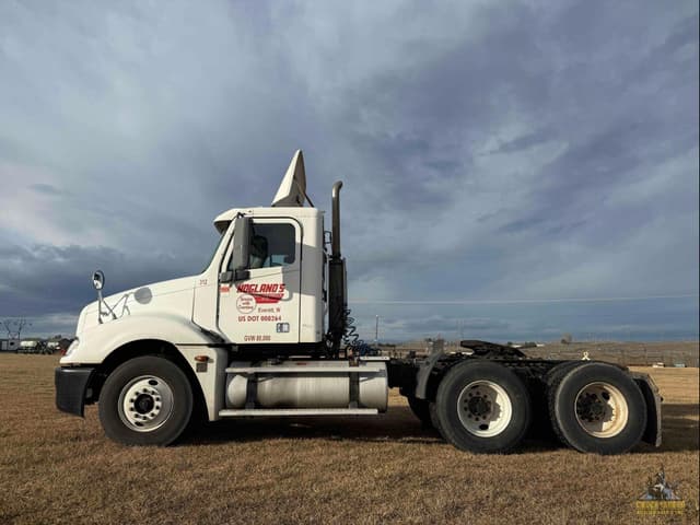 Image of Freightliner Columbia 120 equipment image 1
