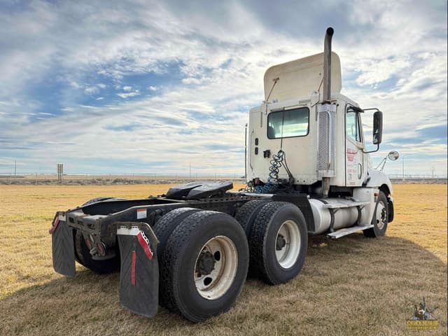 Image of Freightliner Columbia 120 equipment image 3