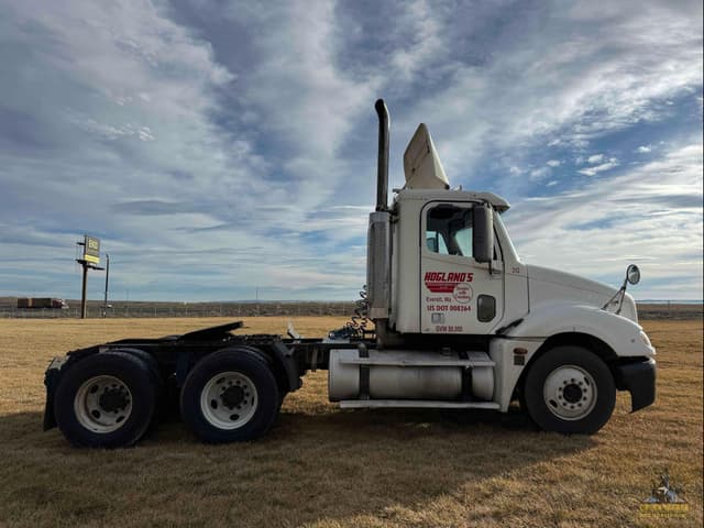 Image of Freightliner Columbia 120 equipment image 4