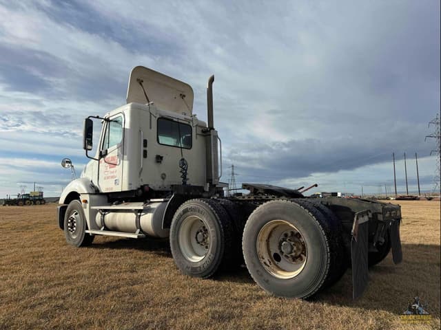 Image of Freightliner Columbia 120 equipment image 2