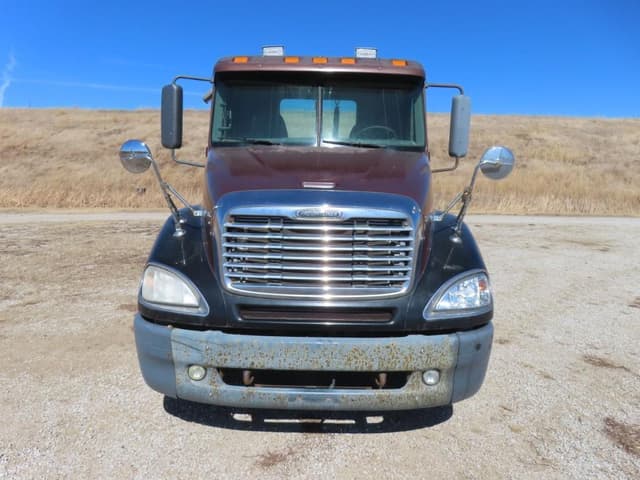 Image of Freightliner Columbia 120 equipment image 2