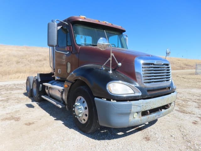 Image of Freightliner Columbia 120 equipment image 3