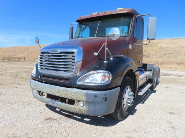 Image of Freightliner Columbia 120 equipment image 1