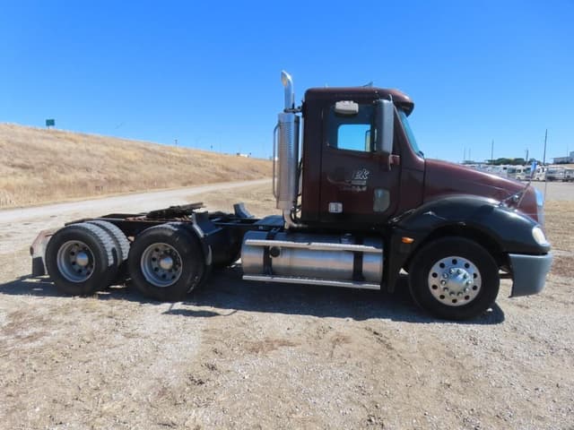 Image of Freightliner Columbia 120 equipment image 4