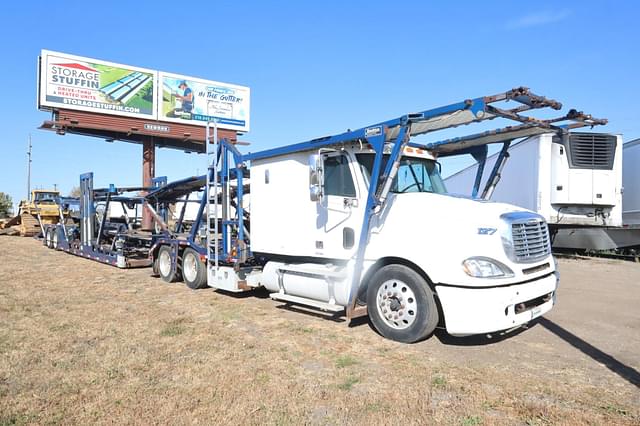 Image of Freightliner Columbia 120 equipment image 2