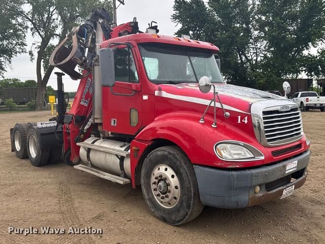Image of Freightliner Columbia 120 equipment image 2