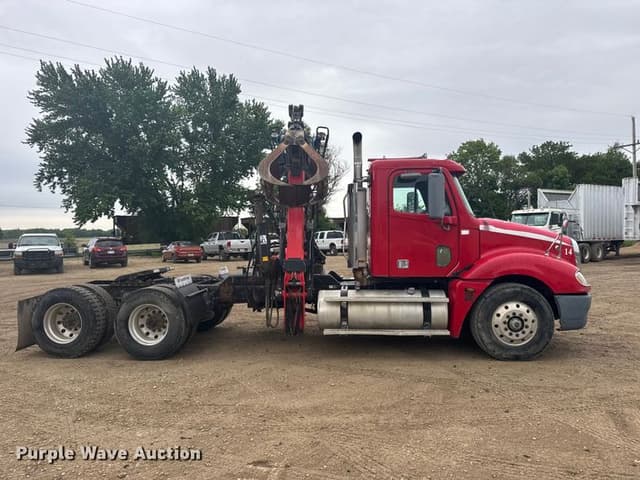 Image of Freightliner Columbia 120 equipment image 3