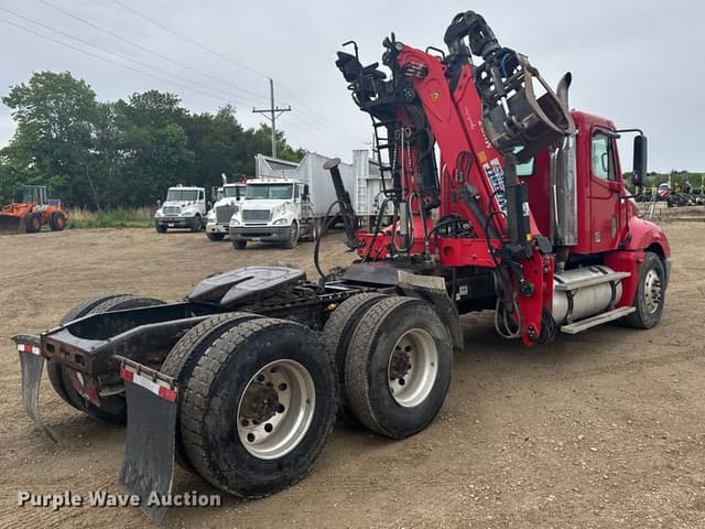 Image of Freightliner Columbia 120 equipment image 4