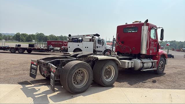 Image of Freightliner Columbia 120 equipment image 2