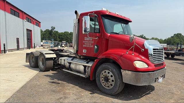 Image of Freightliner Columbia 120 equipment image 1