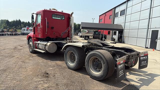 Image of Freightliner Columbia 120 equipment image 3