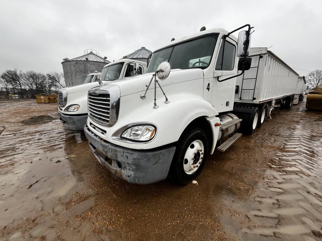 Image of Freightliner Columbia 120 Primary image