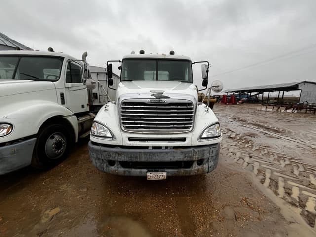 Image of Freightliner Columbia 120 equipment image 2