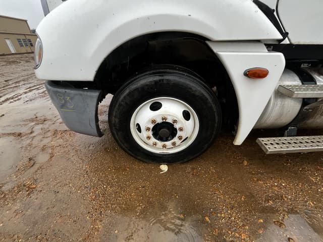 Image of Freightliner Columbia 120 equipment image 4