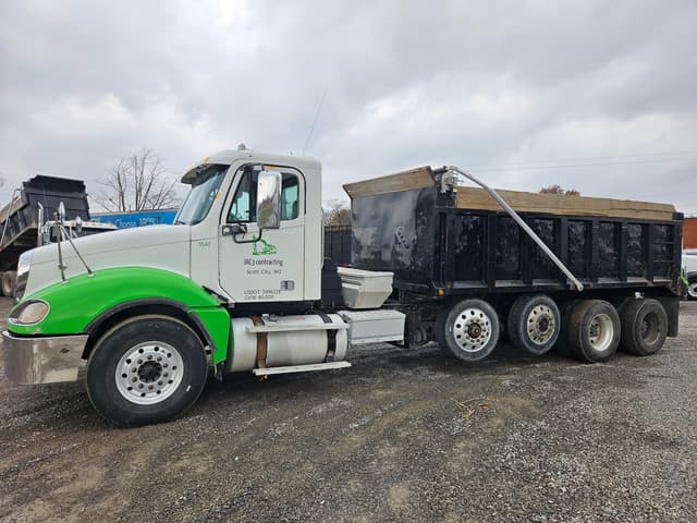 Image of Freightliner Columbia 120 equipment image 4