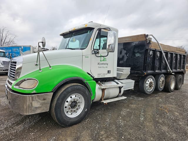 Image of Freightliner Columbia 120 equipment image 2