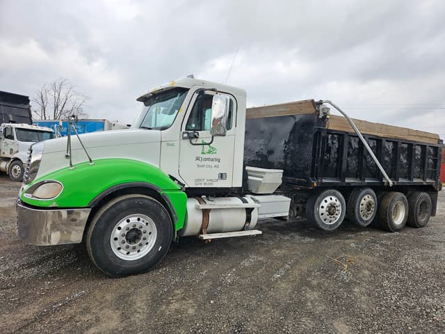 Image of Freightliner Columbia 120 equipment image 3