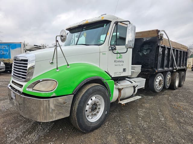 Image of Freightliner Columbia 120 equipment image 1