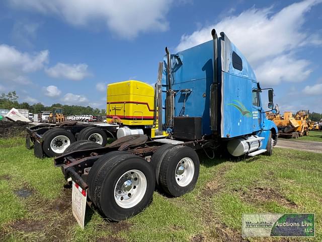 Image of Freightliner Columbia 120 equipment image 3