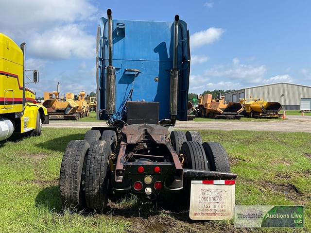 Image of Freightliner Columbia 120 equipment image 4