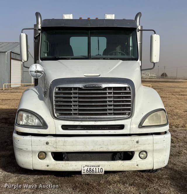 Image of Freightliner Columbia 120 equipment image 1