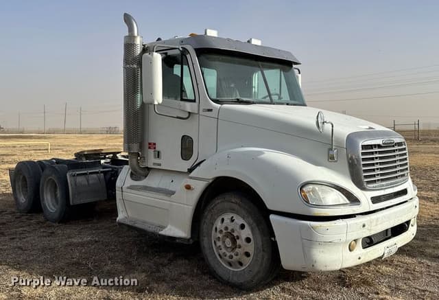 Image of Freightliner Columbia 120 equipment image 2