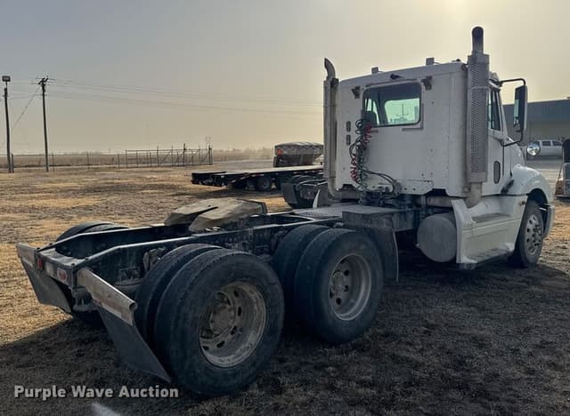 Image of Freightliner Columbia 120 equipment image 4