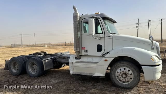 Image of Freightliner Columbia 120 equipment image 3