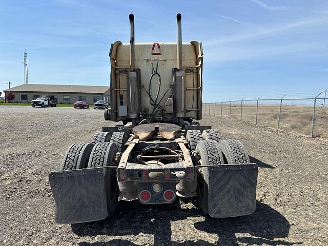Image of Freightliner Columbia 120 equipment image 3