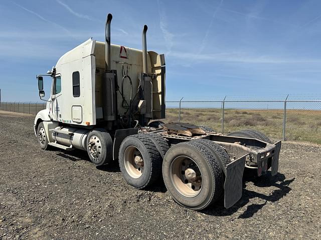 Image of Freightliner Columbia 120 equipment image 2