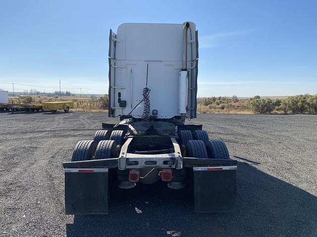 Image of Freightliner Columbia 120 equipment image 3