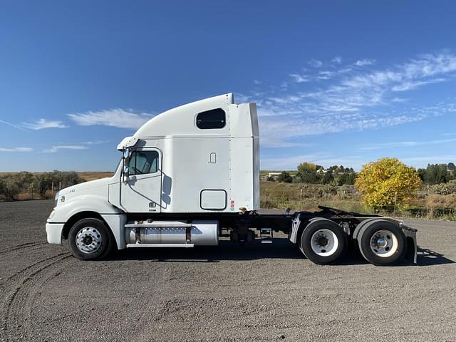 Image of Freightliner Columbia 120 equipment image 1