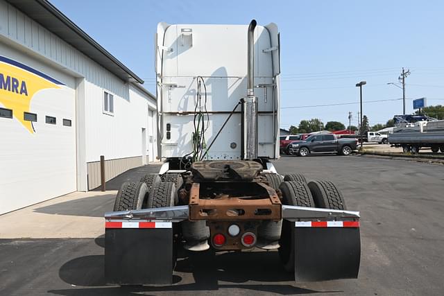 Image of Freightliner Columbia 120 equipment image 3